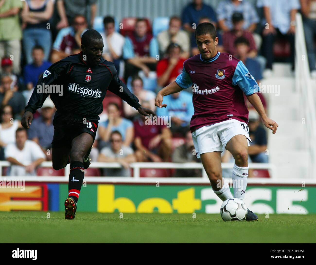LONDON, Großbritannien, AUGUST 31: L-R Chris Powell von Charlton Athletic und Joe Cole von West Ham United in Aktion während Barclaycard Premiership Wette Stockfoto