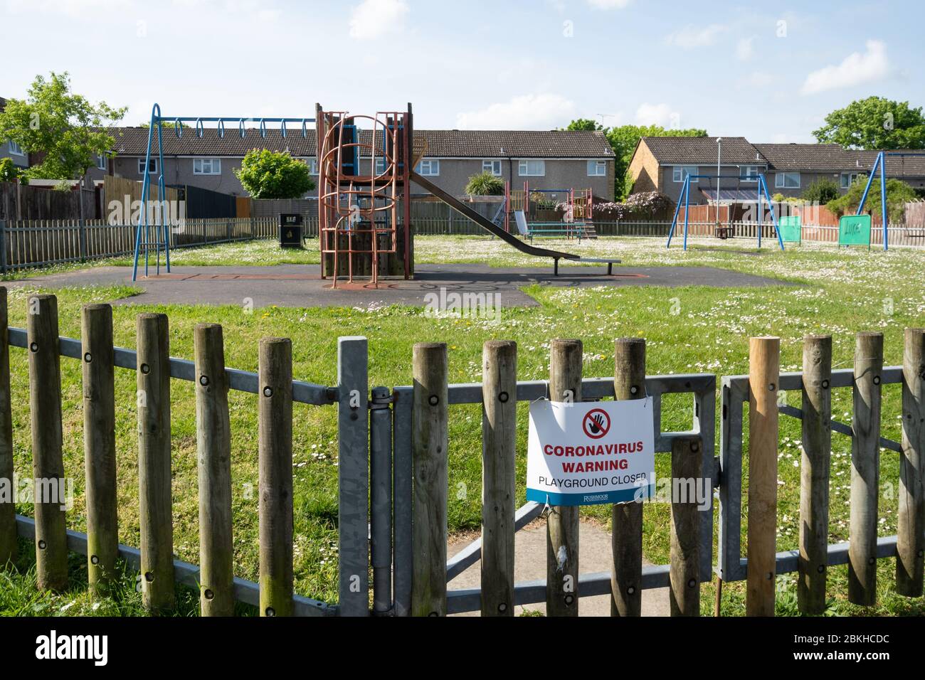 Kinderspielplatz mit geschlossenem Schild aufgrund der Sperrung des Coronavirus Covid-19-Pandemiepandemie im Jahr 2020, Großbritannien Stockfoto
