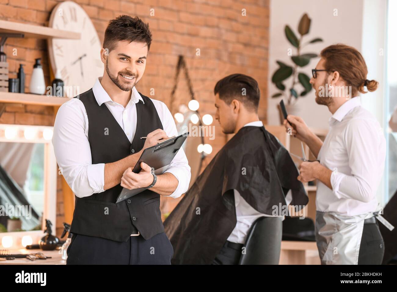 Professioneller Friseur während der Kurse im Salon Stockfoto