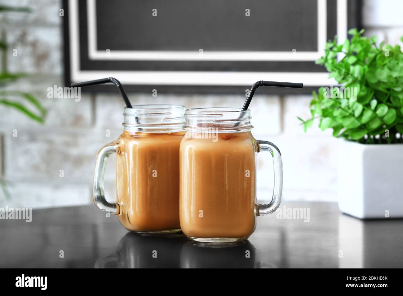 Mason Gläser mit leckeren Eiskaffee auf dem Tisch im Café Stockfoto