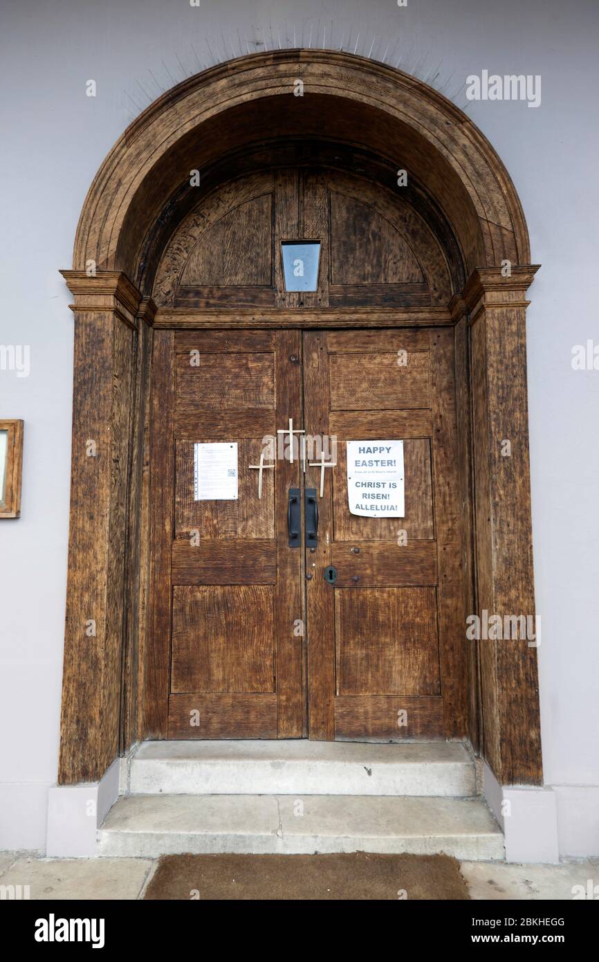 Die Eingangstür der St. Mary's Church in der Lewisham High Street, die wegen der Aussetzung der öffentlichen Anbetung durch die britische Regierung während der COVID-19 Pandemie geschlossen werden musste Stockfoto