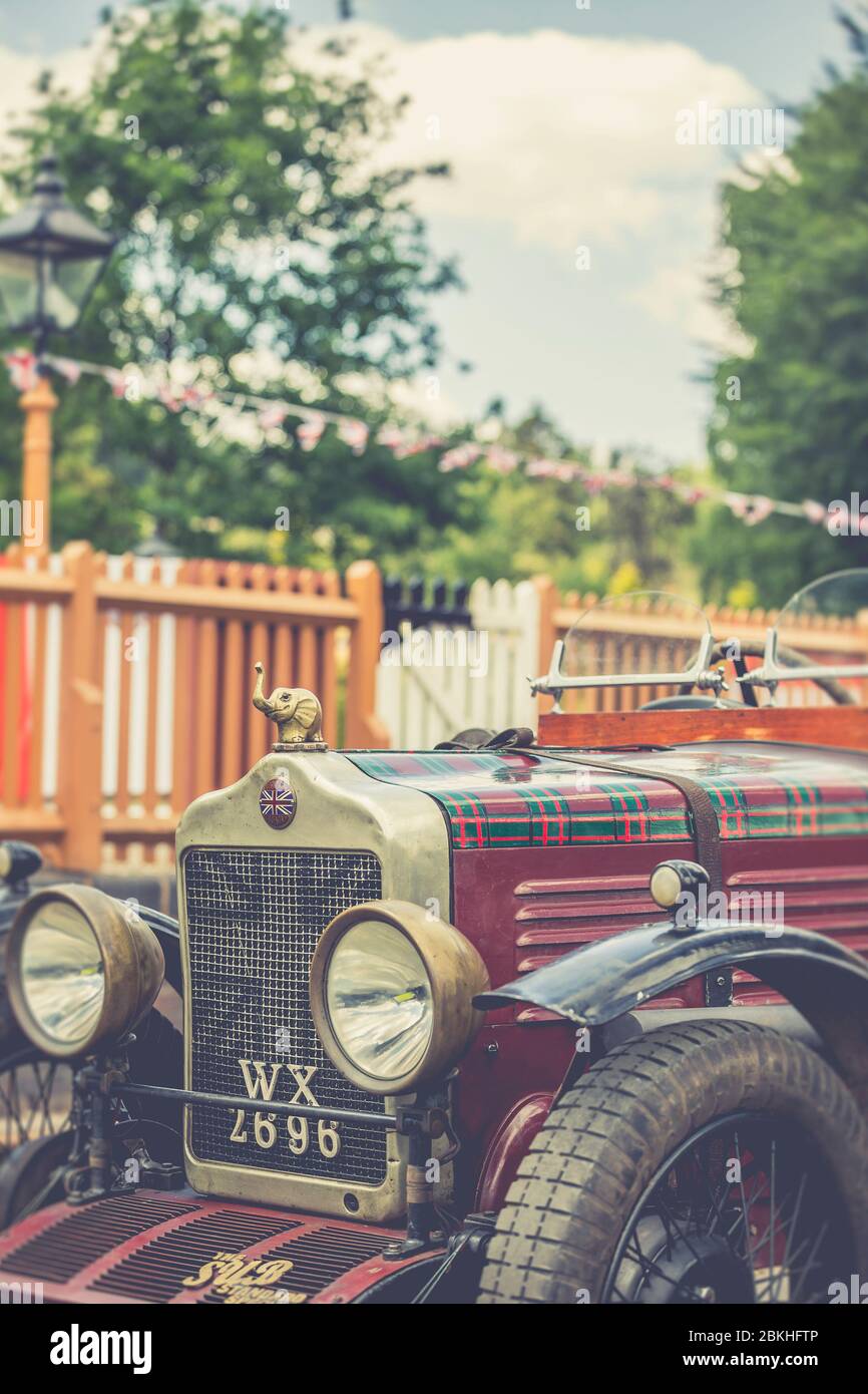 Oldtimer-Klassiker, offener Motorwagen, Standard 9 LWB Tourer, Sub Standard Special, Severn Valley Heritage Railway 1940s Summer Event, Arley Station, UK. Stockfoto