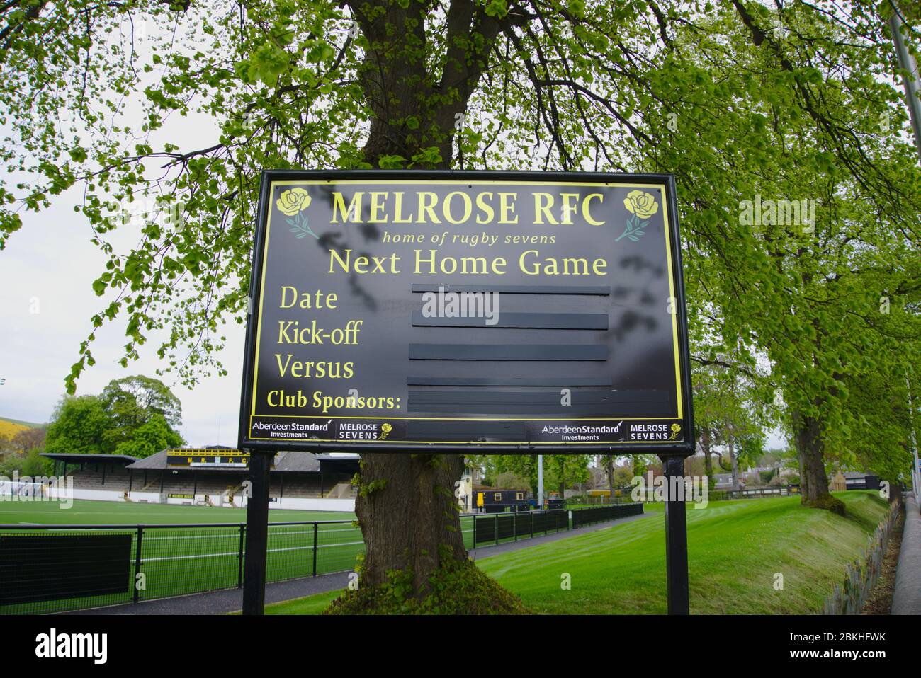 Schild vor dem Melrose Rugby Football Club-Gelände, auf dem keine Heimspiele aufgrund der Beschränkungen der Covid-19-Coronavirus-Sperrung durch die britische Regierung zu sehen sind Stockfoto