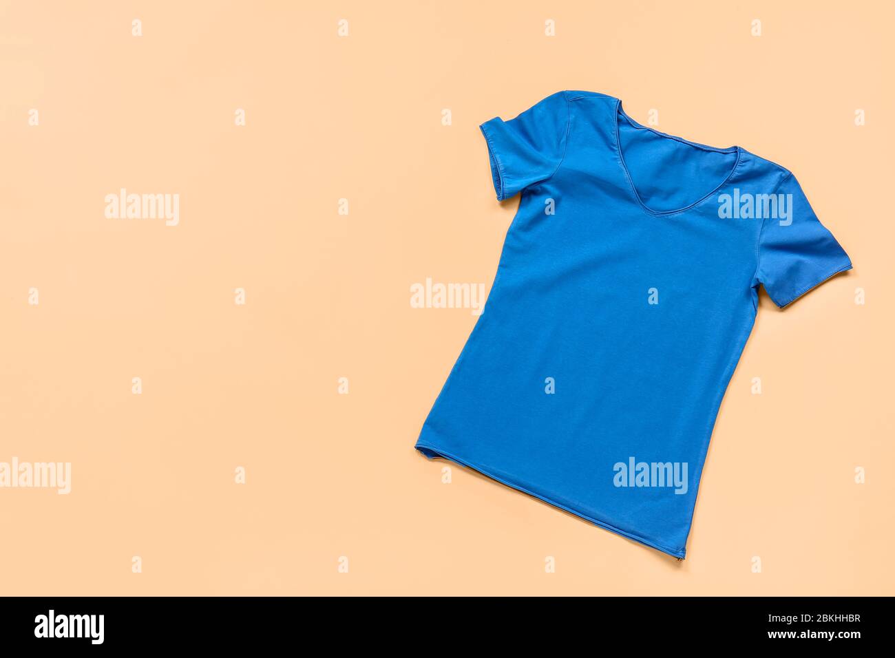 Stilvolles T-Shirt auf farbigem Hintergrund Stockfoto