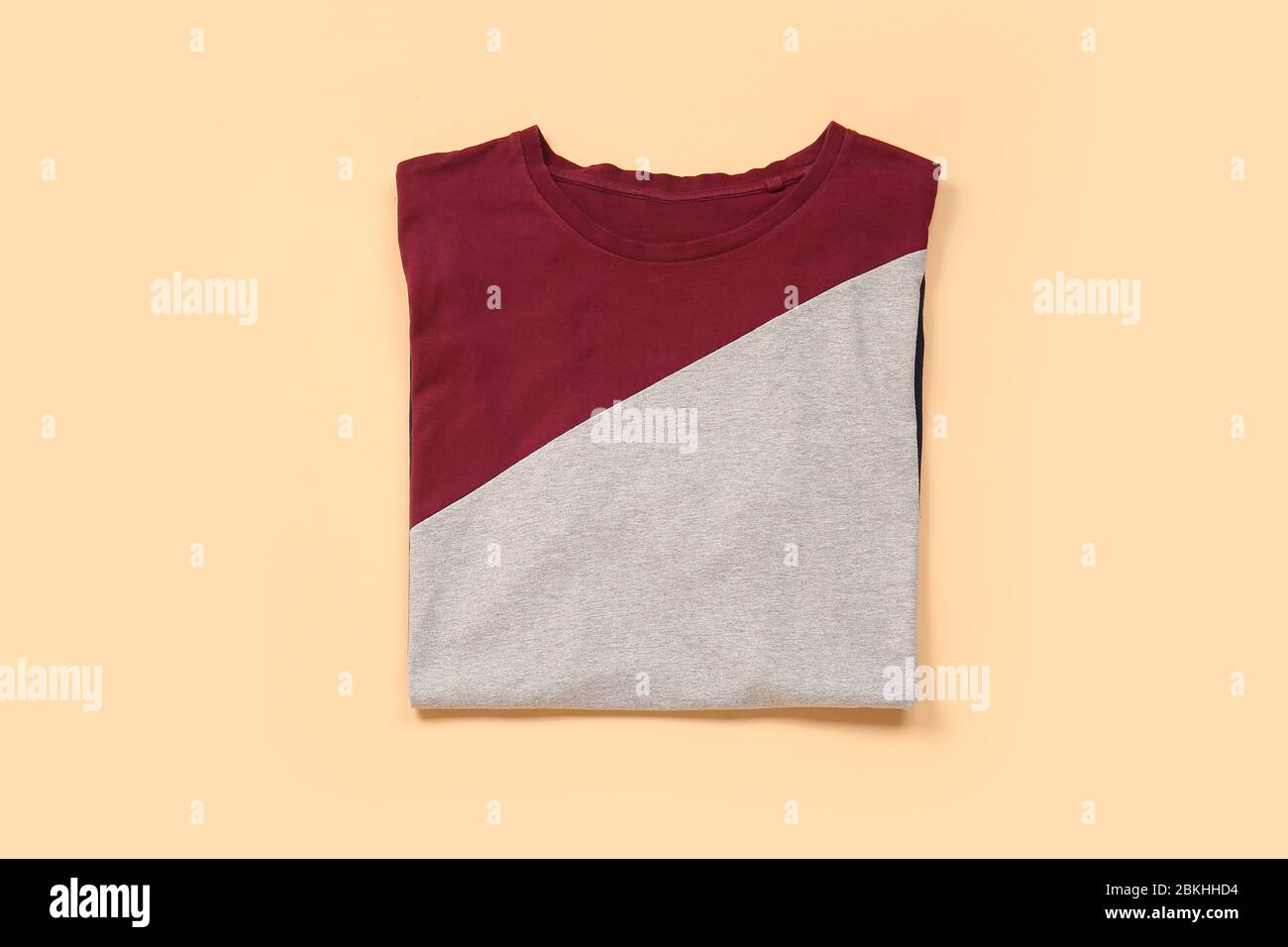 Stilvolles T-Shirt auf farbigem Hintergrund Stockfoto