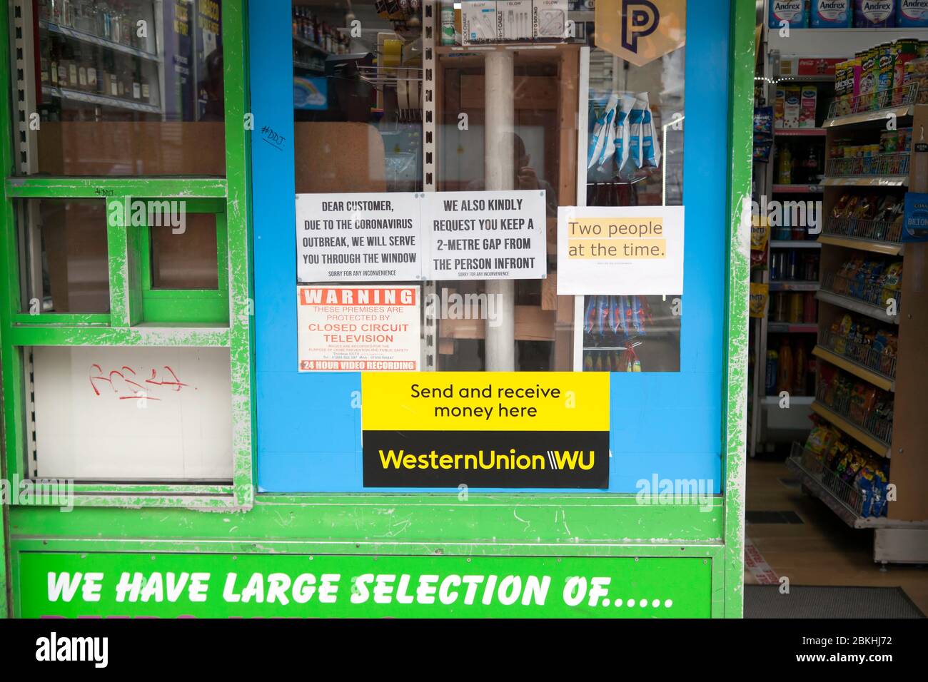 Nahaufnahme des Liquor Value Stores, 308 Lewisham Road, mit einer Vielzahl von Sicherheitsschildern zur Aufrechterhaltung der sozialen Distanz während der COVID-19-Lockdown Stockfoto