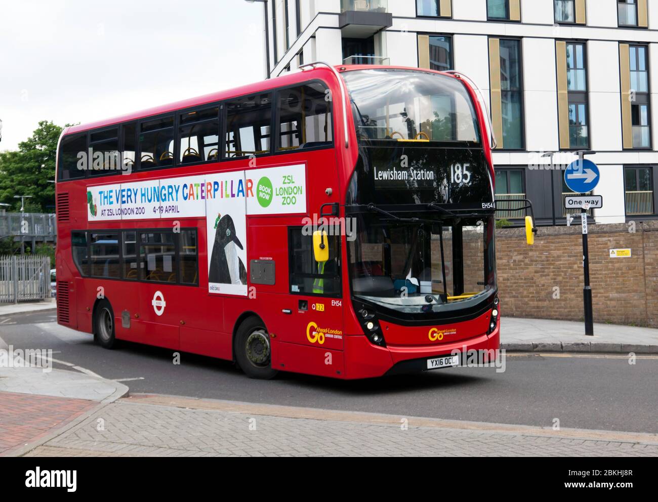 Ein leerer Doppeldeckerbus 185 fährt vor der Lewisham Station, während der Sperrzeit für die COVID-19 Global Pandemic Stockfoto