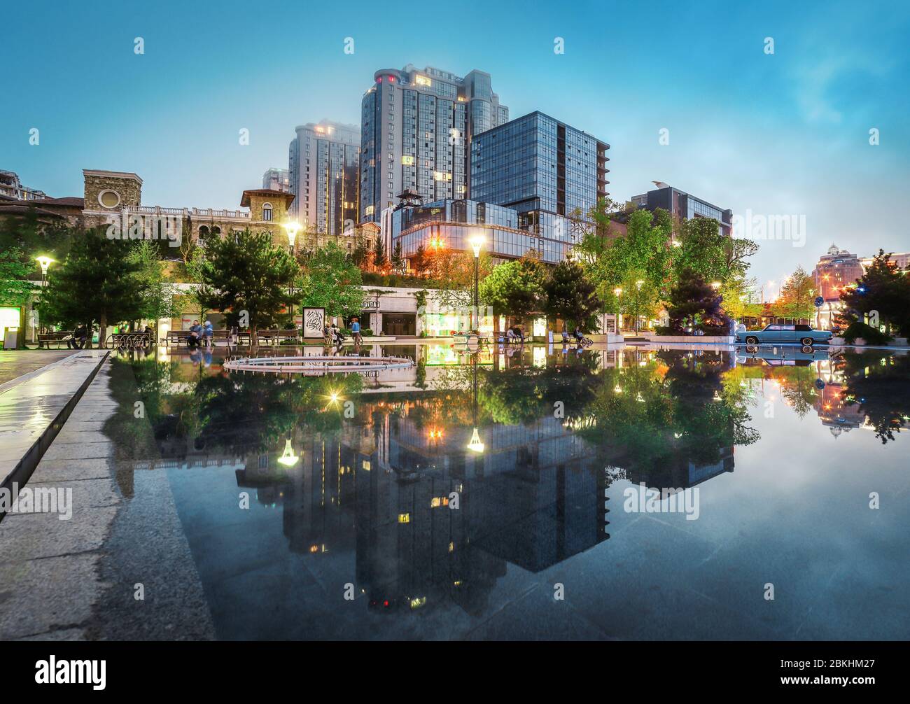 Odessa, Ukraine - April 03 2020: Moderne Nacht-Mall in Odessa von Arсadia, mit Reflexion auf der Wasseroberfläche. Konzept: Nachtleben, Entspannung im Modder Stockfoto