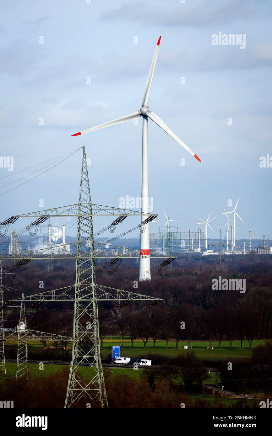 Gelsenkirchen, Ruhrgebiet, Nordrhein-Westfalen, Deutschland - Energielandschaft, Windturbinen und Strommasten. Gelsenkirchen, Ruhrgebiet, Nordhe Stockfoto