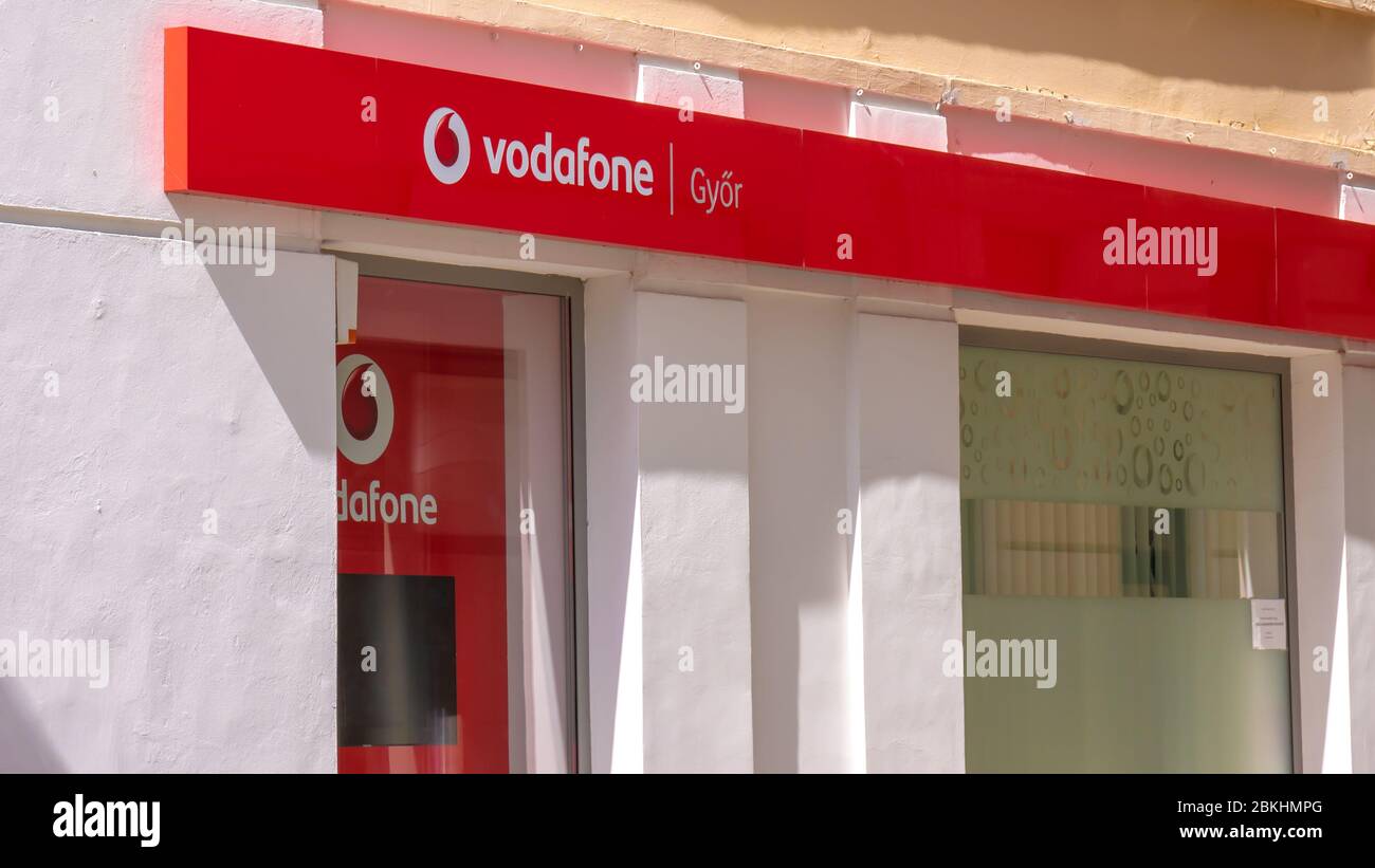 GYOR, UNGARN 02 16 2020: Das Logo der vodafone Gyor Niederlassung. Stockfoto