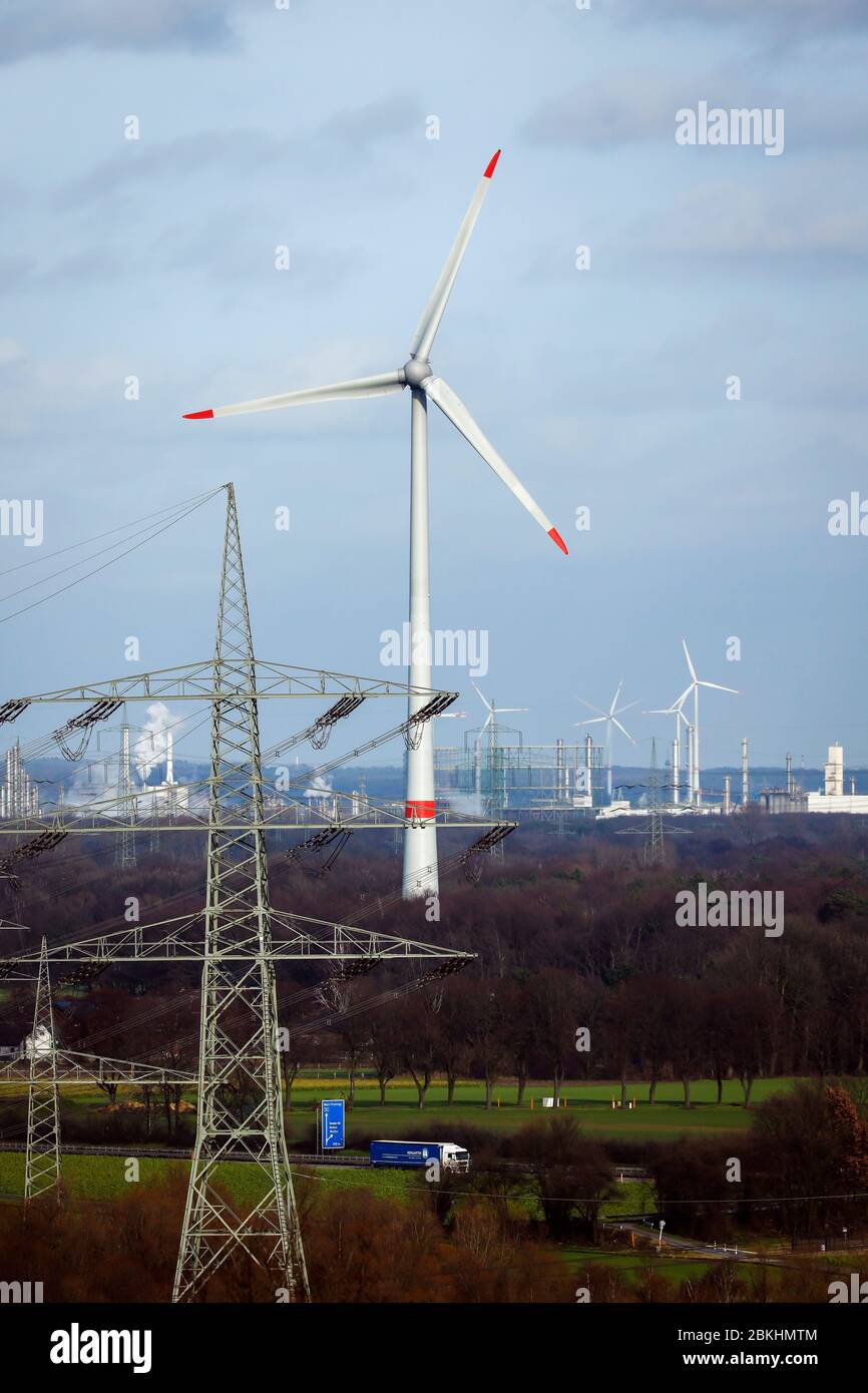 Gelsenkirchen, Ruhrgebiet, Nordrhein-Westfalen, Deutschland - Energielandschaft, Windturbinen und Strommasten. Gelsenkirchen, Ruhrgebiet, Nordhe Stockfoto
