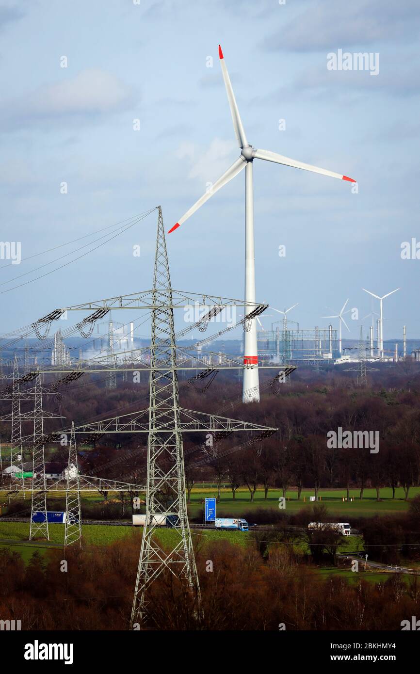 Gelsenkirchen, Ruhrgebiet, Nordrhein-Westfalen, Deutschland - Energielandschaft, Windturbinen und Strommasten. Gelsenkirchen, Ruhrgebiet, Nordhe Stockfoto