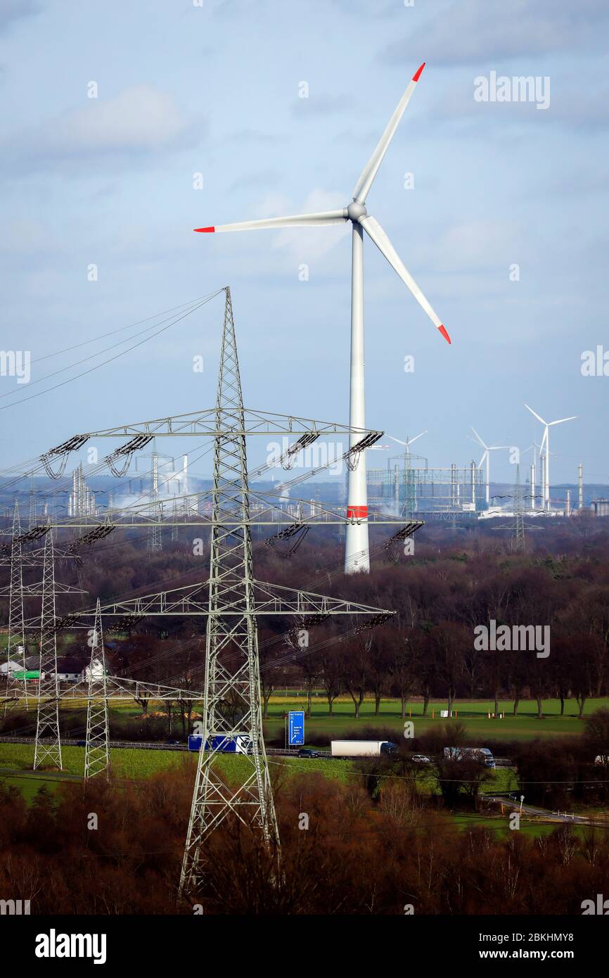 Gelsenkirchen, Ruhrgebiet, Nordrhein-Westfalen, Deutschland - Energielandschaft, Windturbinen und Strommasten. Gelsenkirchen, Ruhrgebiet, Nordhe Stockfoto