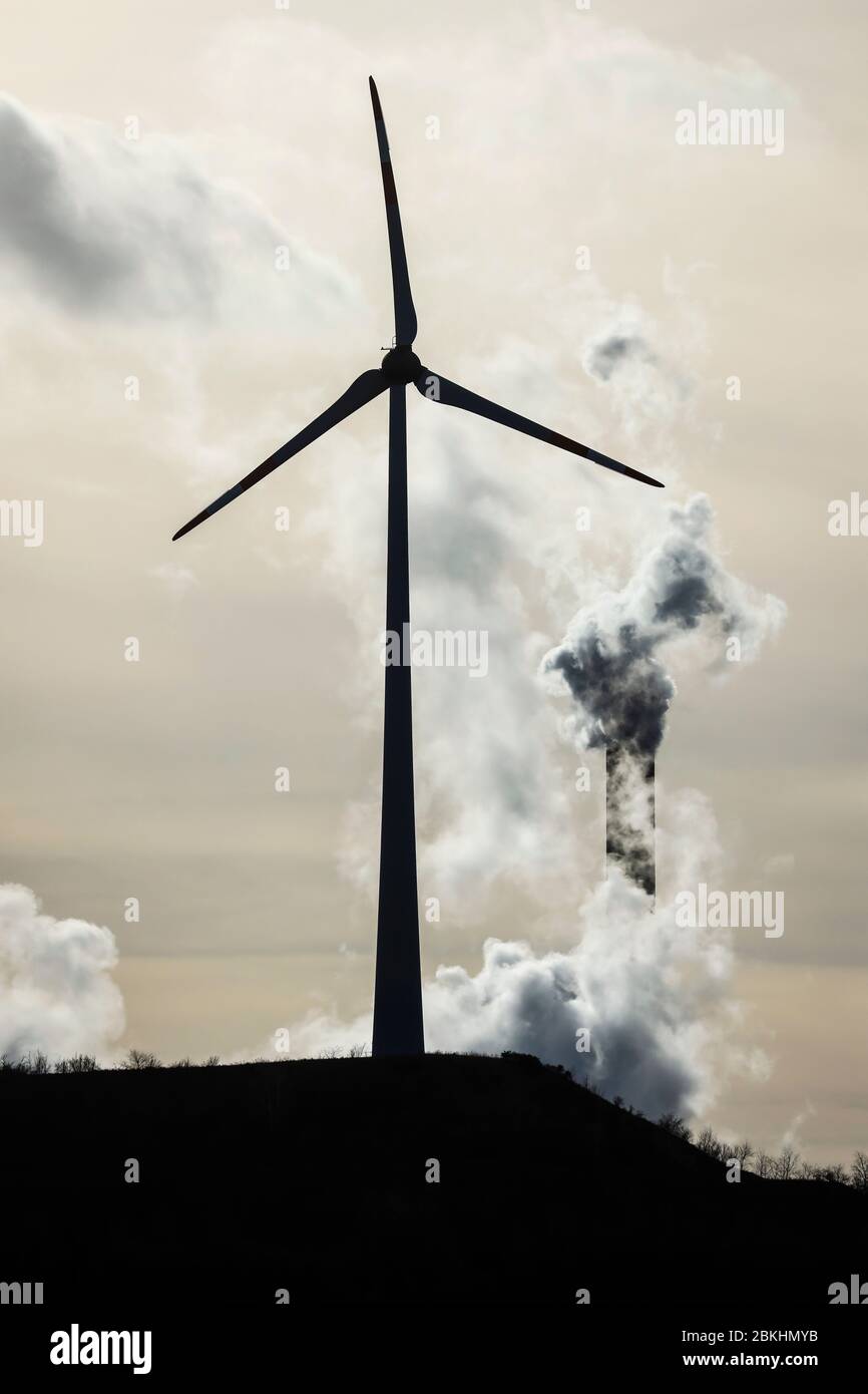 Gelsenkirchen, Ruhrgebiet, Nordrhein-Westfalen, Deutschland - Energielandschaft, Windturbine und Rauchschornstein im Kraftwerk Scholven, Uniper coa Stockfoto