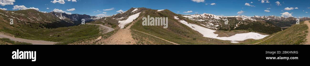 Extra-lange Panoramaaussicht auf Loveland Pass, Colorado, USA. Stockfoto