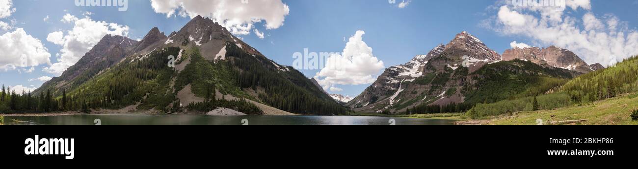 Extra langer Panoramablick auf Crater Lake, Colorado und Maroon Bells. Stockfoto
