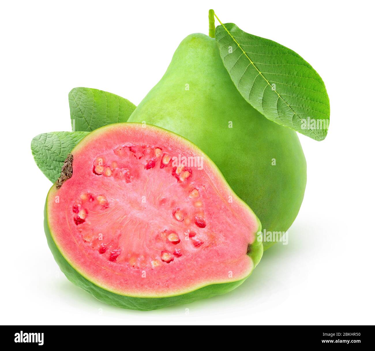 Isolierter Guave. Eineinhalb rosa fleischige Guaba Früchte isoliert auf weißem Hintergrund Stockfoto