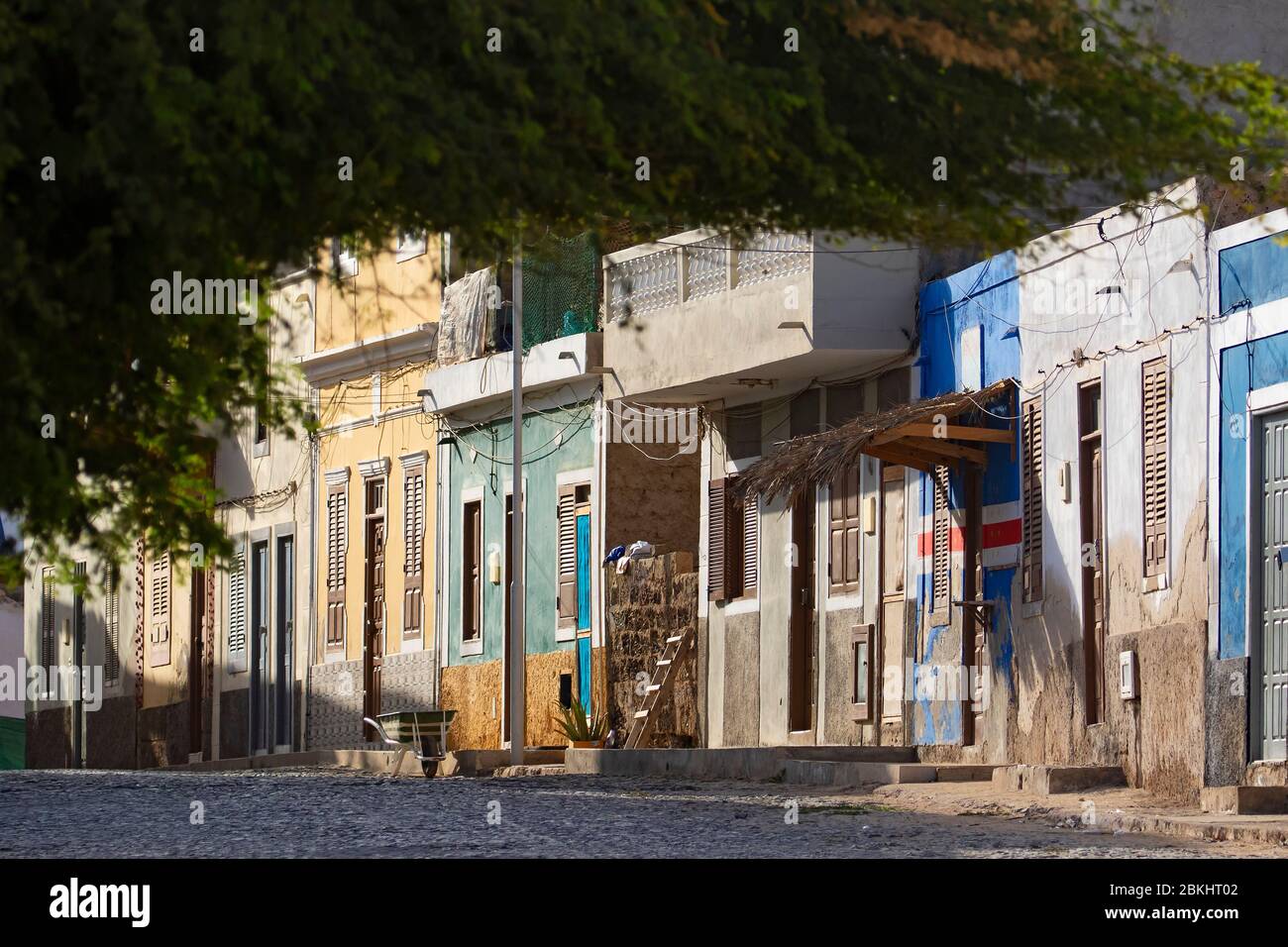 Leere Straße mit bunten Häusern in der Nähe des Hafens / Hafen in der Stadt Sal Rei auf der Insel Boa Vista, Kap Verde / Cabo Verde Archipel Stockfoto