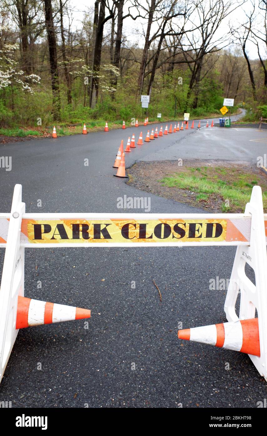 Park geschlossenen Straßensperre mit Park geschlossen Warnschild am Eingang zum verlassenen Dorf Feltville während der Sperrung von Covid-19 Coronavirus Pandemie Ausbruch. Watchung Reservation, Berkeley Heights.New Jersey.USA Stockfoto