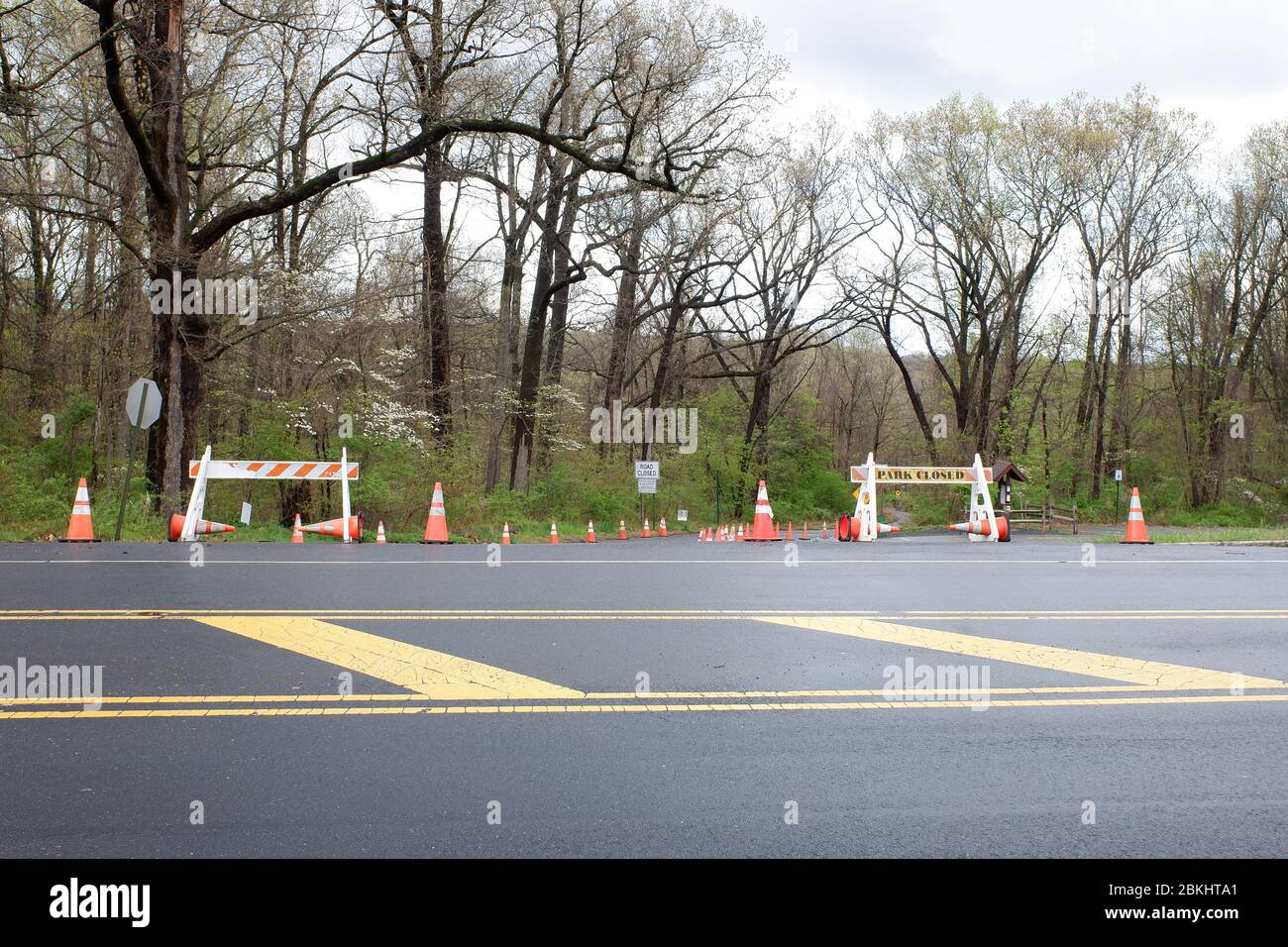 Straßensperren am Eingang des Parkplatzes und Straße zum verlassenen Dorf Feltville während der Sperrung des COVID-19 Coronavirus Pandemie Ausbruch.Watchung Reservation, Berkeley Heights.New Jersey.USA Stockfoto