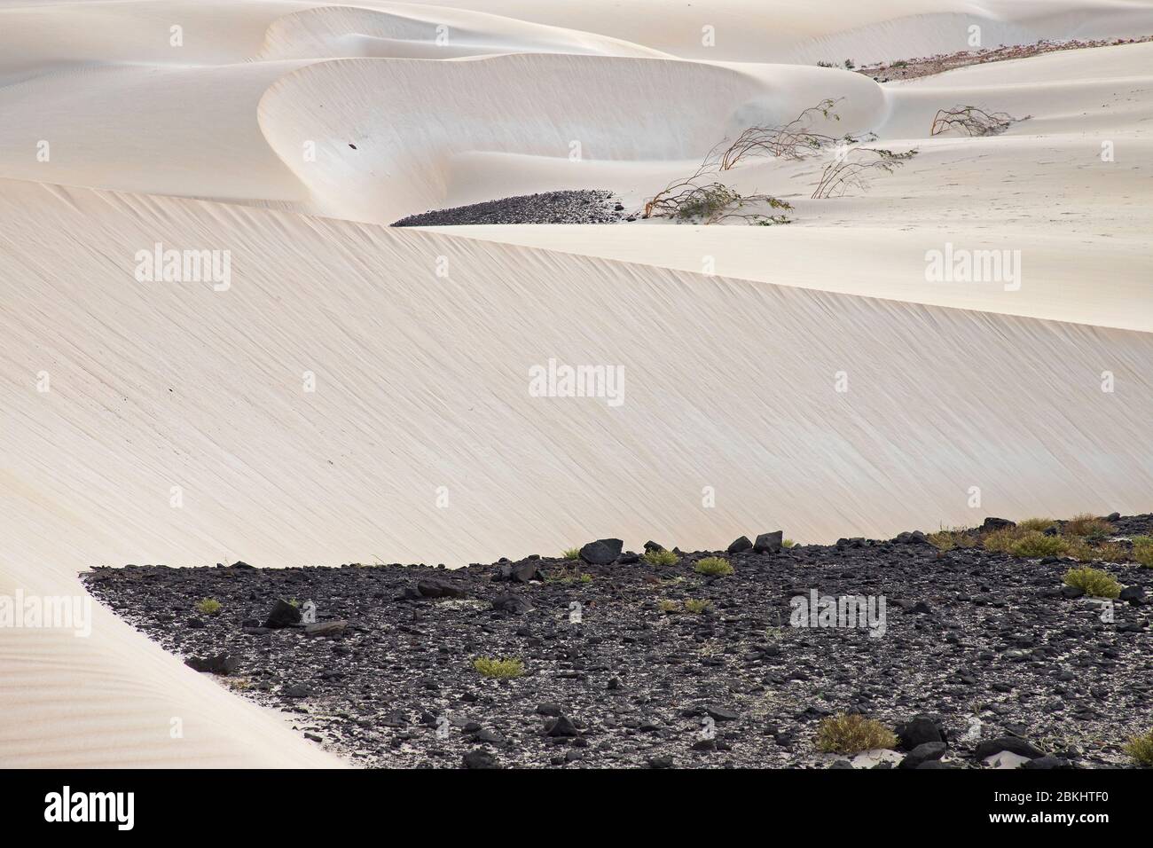 Dünen, die durch den Sand der Sahara und vulkanische Felsen in der Wüste Deserto de Viana auf der Insel Boa Vista, Kap Verde / Cabo Verde gebildet werden Stockfoto