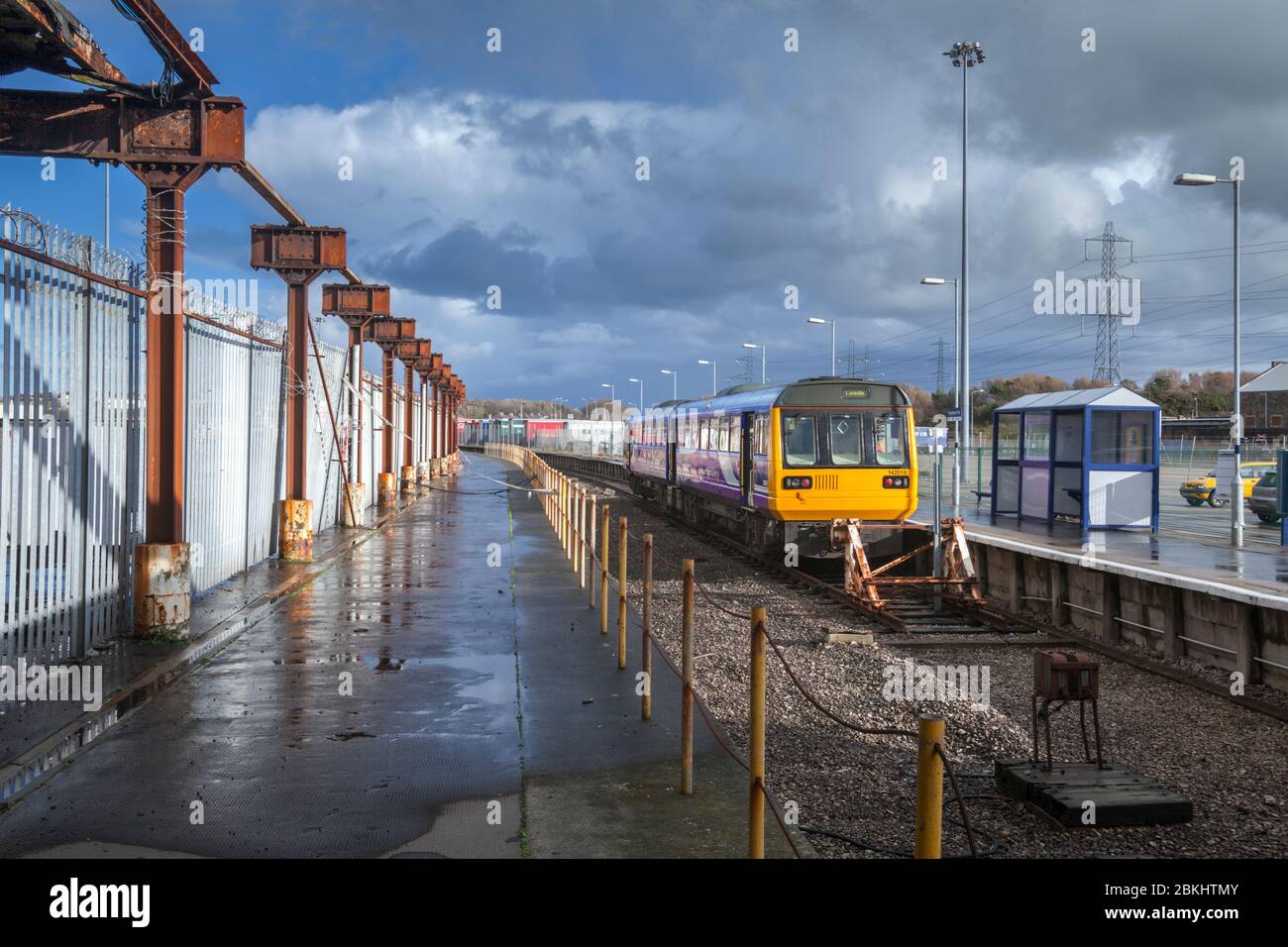 Northern Rail Klasse 142 Pacer Zug am semi derelict Heysham Port Bahnhof mit dem täglichen Boot Zug, um mit der Isle of man zu verbinden Stockfoto