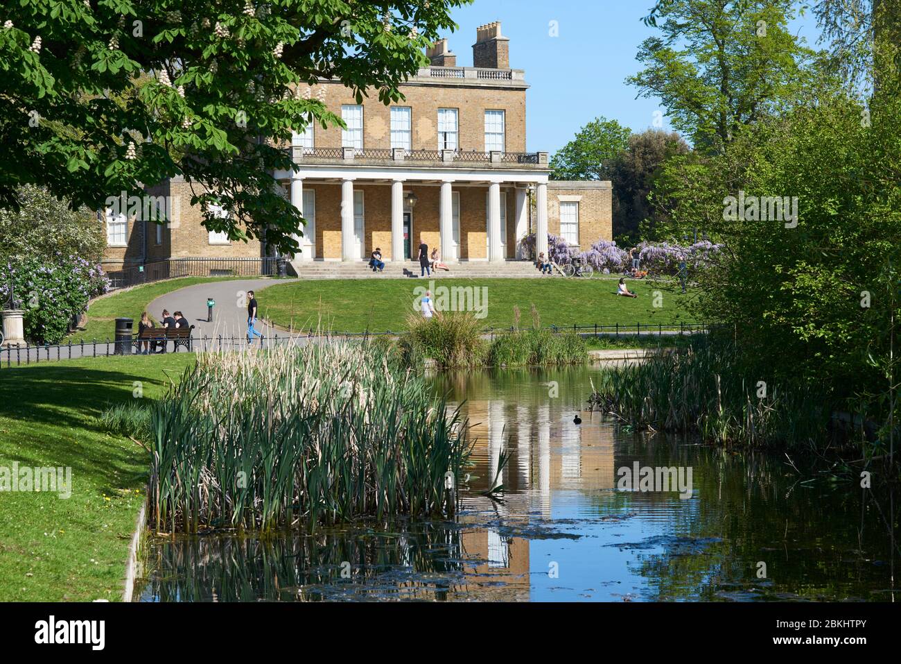 Das Clissald House aus dem 18. Jahrhundert und der New River im Clissalst Park, Stoke Newington, North London, Großbritannien Stockfoto
