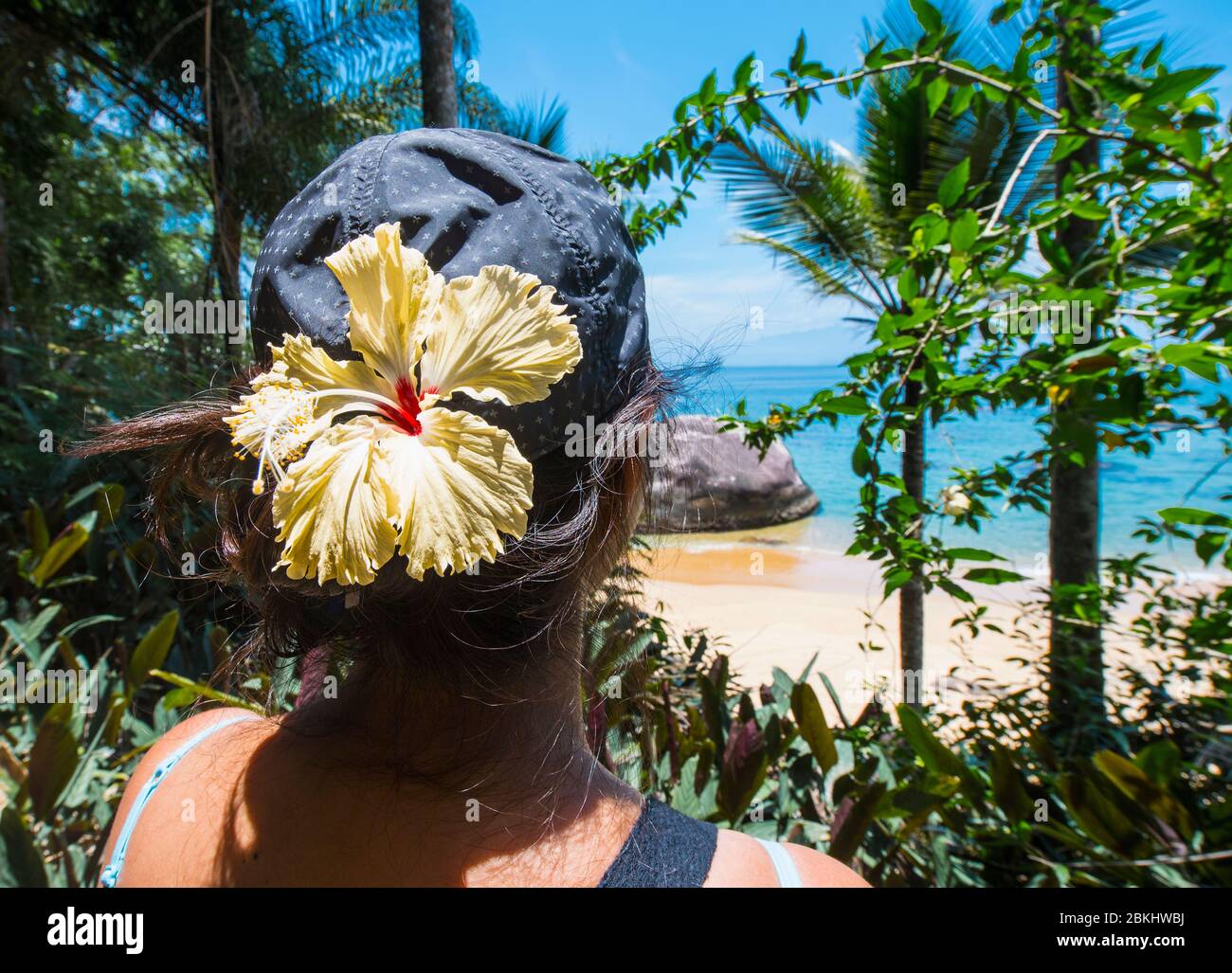 Frau, die den leeren Strand auf der tropischen Insel Ilha erkundet Grande Stockfoto