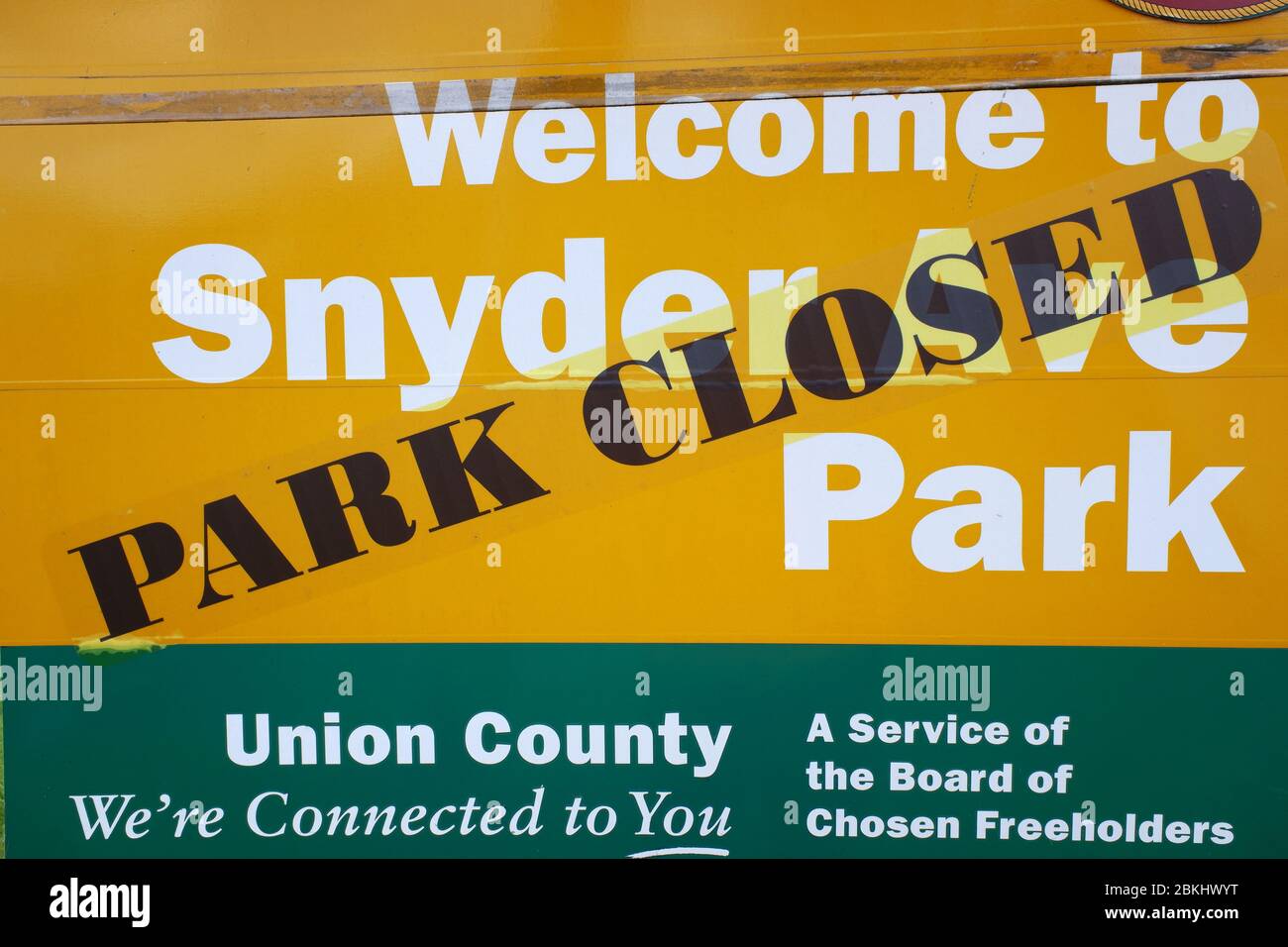 'Park Closed' Warnschild Platz über dem Schild des Snyder Ave Park während des Ausbruchs der Coronavirus-Pandemie von Covid-19.Berkeley Heights.New Jersey.USA Stockfoto