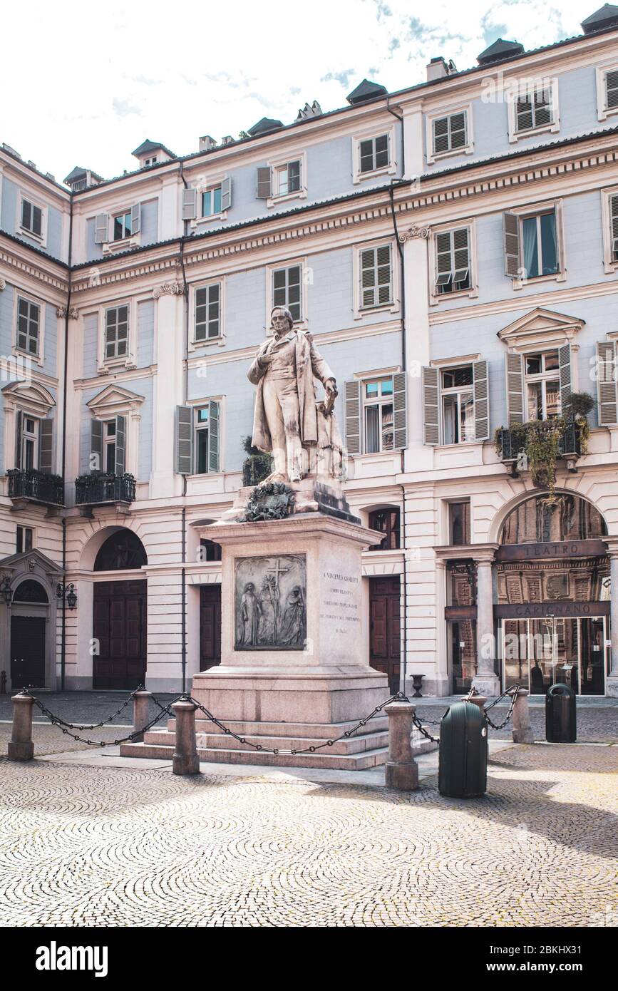 Turin, Italien. April 2020. Turin, Italien, April 2020: Die Fassade des Teatro Carignano (Theater Carignano) und die Statue von Vincenzo Gioberti während der Pandemiesperrzeit Covid-19 (Foto: Alessandro Bosio/Pacific Press) Quelle: Pacific Press Agency/Alamy Live News Stockfoto