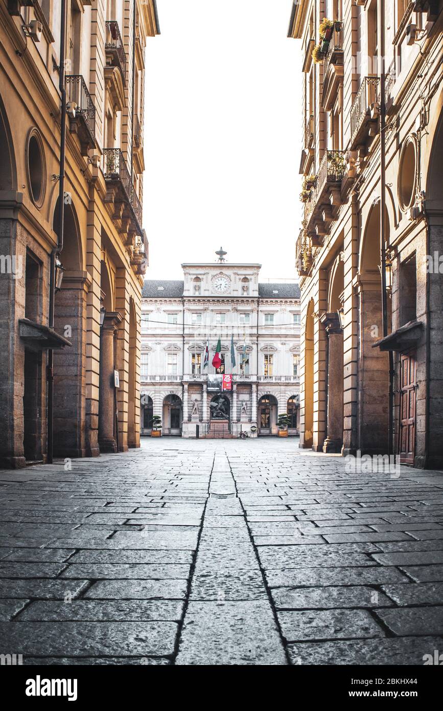 Turin, Italien. April 2020. Turin, Italien, April 2020: Die Fassade des Palazzo di Città, Sitz der Gemeinde Turin während der Pandemiesperrzeit Covid-19 (Foto: Alessandro Bosio/Pacific Press) Quelle: Pacific Press Agency/Alamy Live News Stockfoto