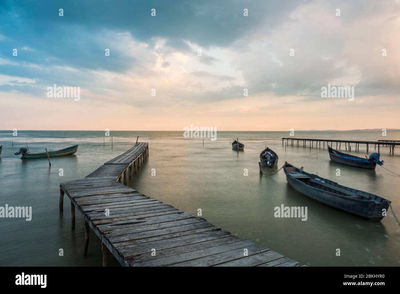 Rumänien, Tulcea Judet, Sarichioi, Ponton und Boote auf der Donau Stockfoto