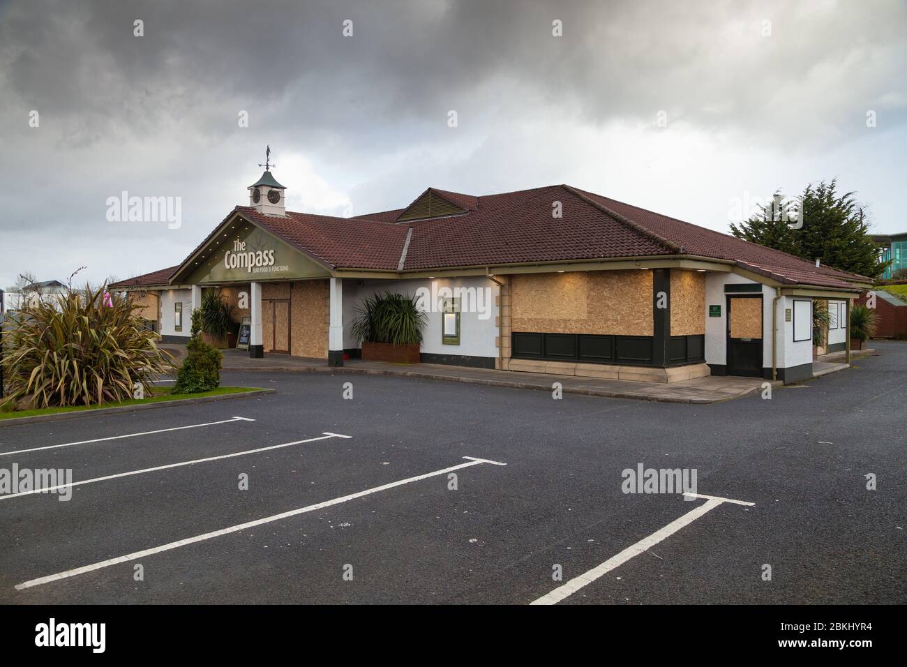 Der Compass Pub und das Restaurant in Dalgety Bay sind zu Beginn der Schließung geschlossen und haben Fenster mit Fenstern vernagelt. Fife, Schottland. Stockfoto