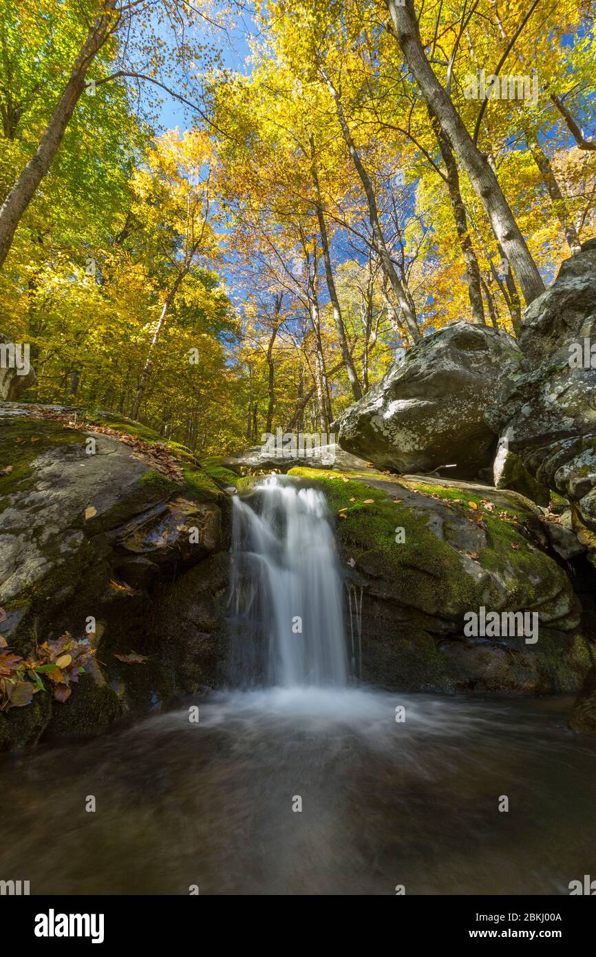 USA, Virginia, Shenandoah Nationalpark im Herbst, Cedar Run Wasserfall Stockfoto