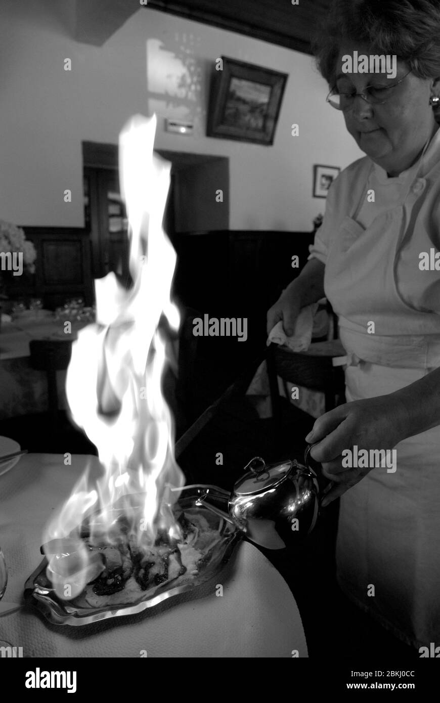 Frankreich, Aubrac Plateau, Restaurant bei Germaine's in Aubrac, norwegisches Omelett von Adrienne geflammt Stockfoto