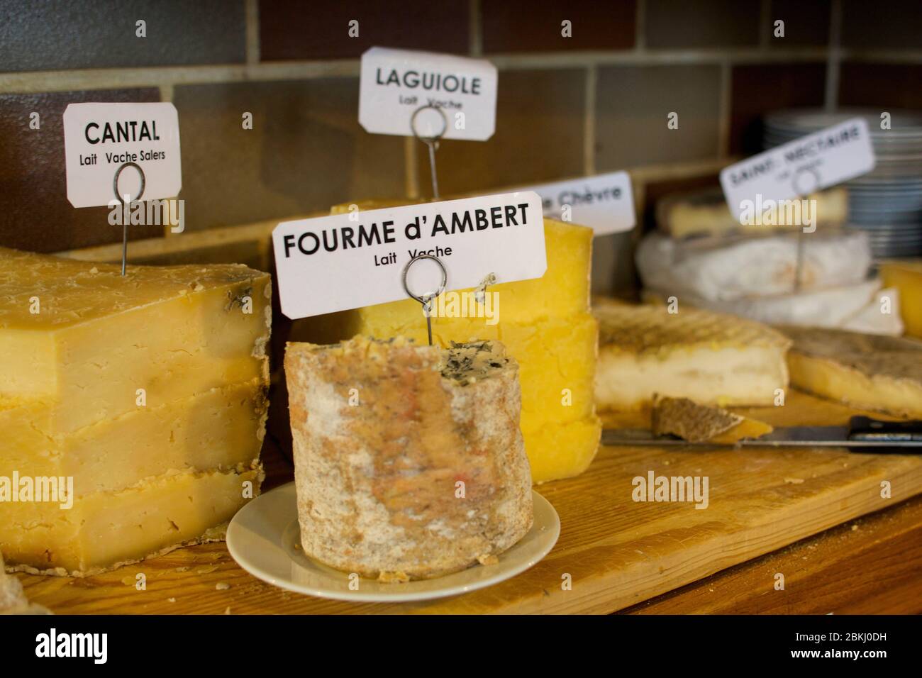 Frankreich, Paris, Melac Bistro, die Käseplatte hinter der Bar Stockfoto