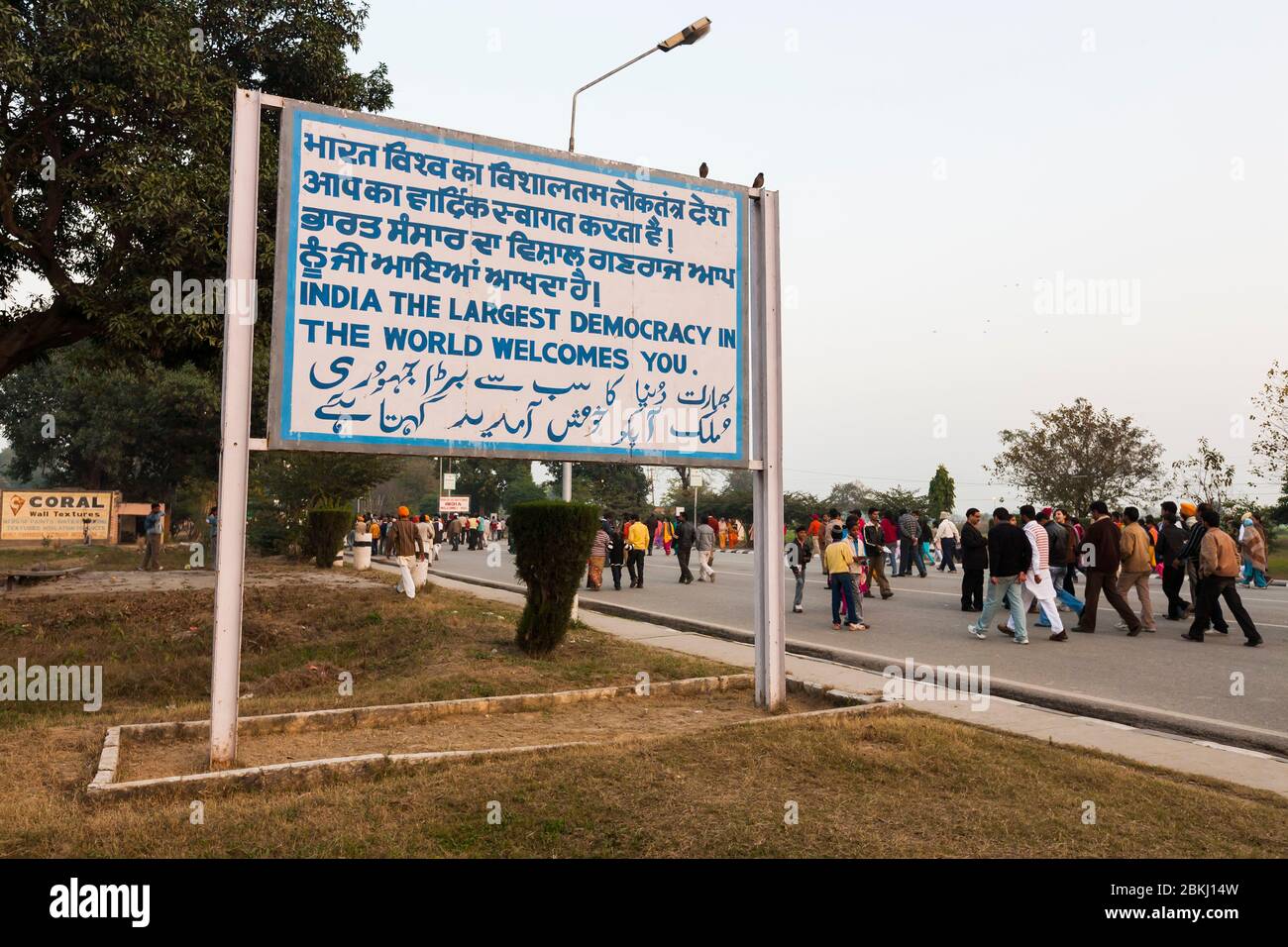 Indien, Punjab Punjab, Wagah Grenzposten, nahe Atari Stadt, Indo-Pakistan Grenze, Willkommenstafel in Indien Stockfoto