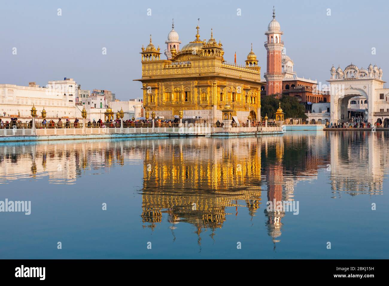 Indien, Punjab Staat, Amritsar, Harmandir Sahib, Goldener Tempel unter der Sonne, mit Reflexion im Nektar Becken, Amrit Sarovar, heiliger Ort des Sikhismus Stockfoto