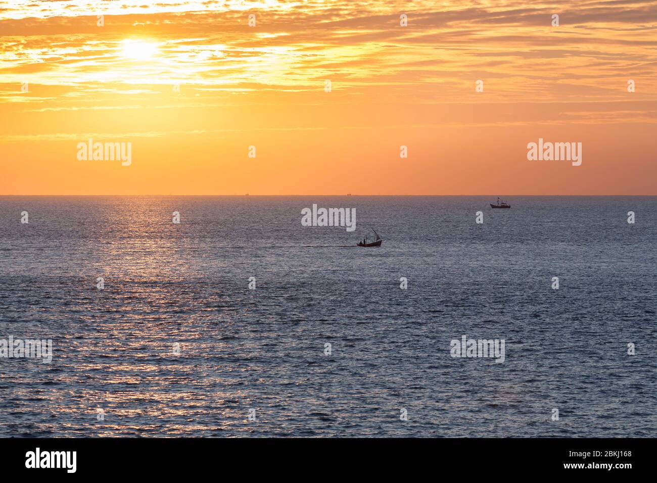 Indien, Daman und Diu Territory, Diu District, Sonnenaufgang über dem Arabischen Meer und Fischerboote Stockfoto