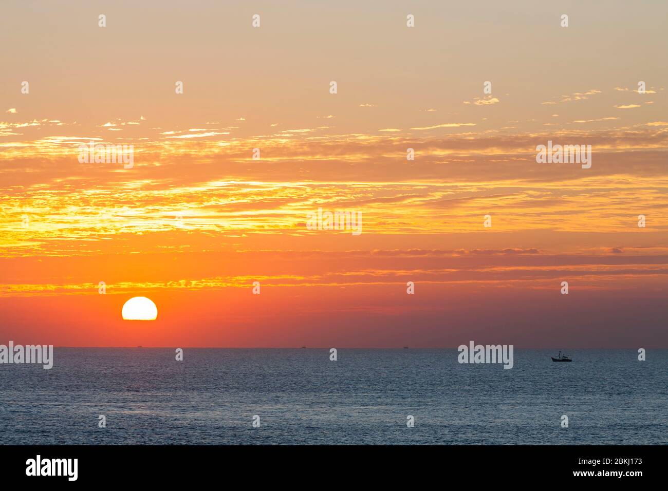 Indien, Daman und Diu Territory, Diu District, Sonnenaufgang über dem Arabischen Meer und Fischerboote Stockfoto