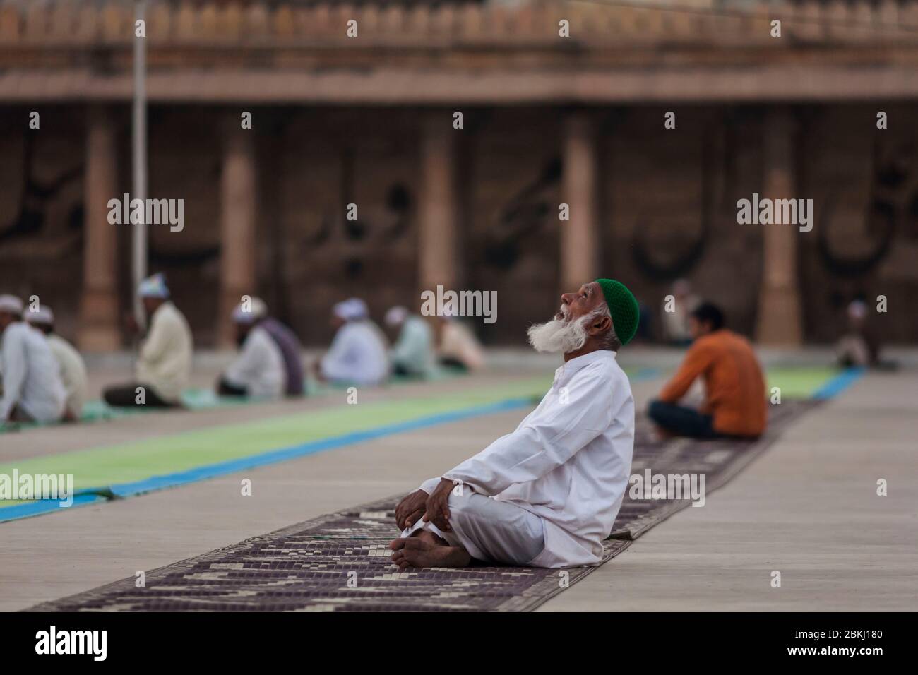 Indien, Gujarat Staat, Ahmedabad, Jami Masjid, große Moschee, muslimischer Mann beten Stockfoto