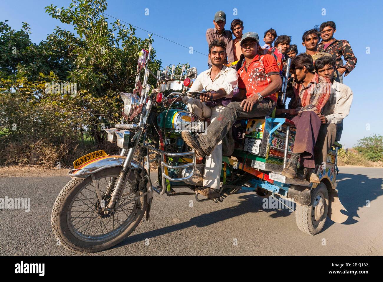 Indien, Gujarat Staat, nahe Bhavnagar, Alang Werften, Arbeiter, die von der Arbeit auf einem überladenen Motorradtaxi zurückkehren Stockfoto