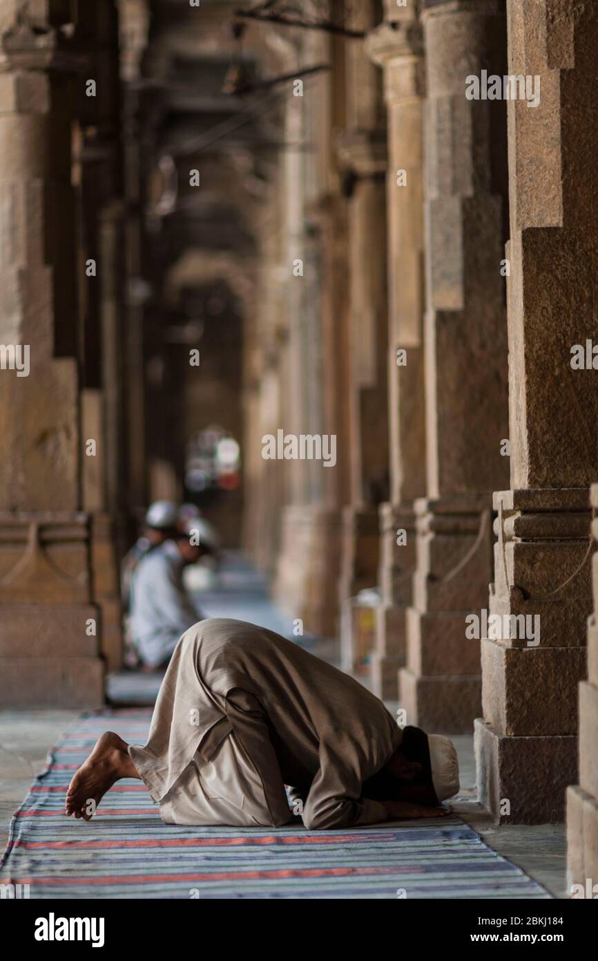 Indien, Gujarat Staat, Ahmedabad, Jami Masjid, große Moschee, muslimische Männer beten in der Säulenhalle Stockfoto