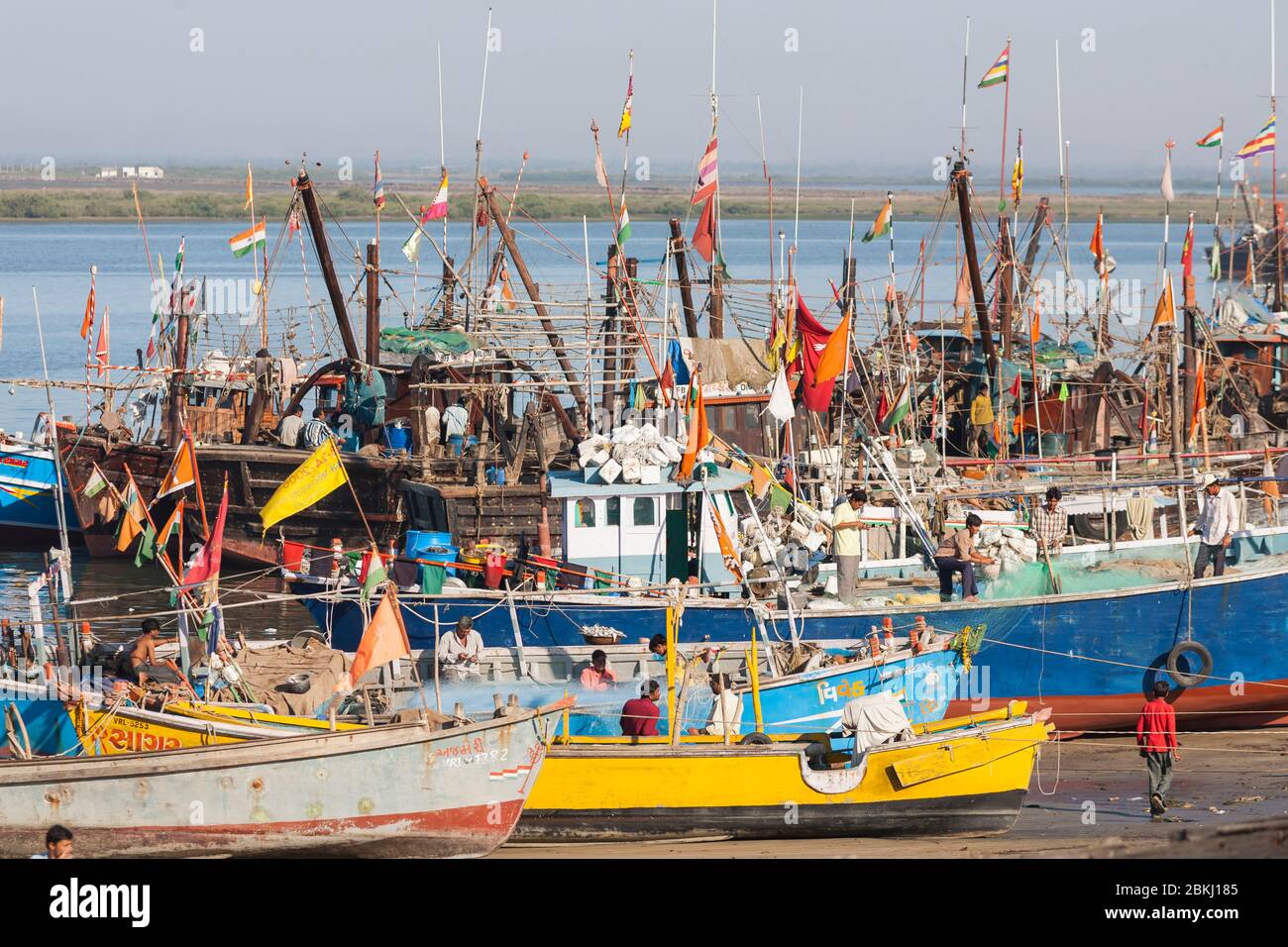 Indien, Daman und Diu Territory, Diu District, Vanakbara Hafen, traditionelle bunte Fischerboote aus Holz Stockfoto