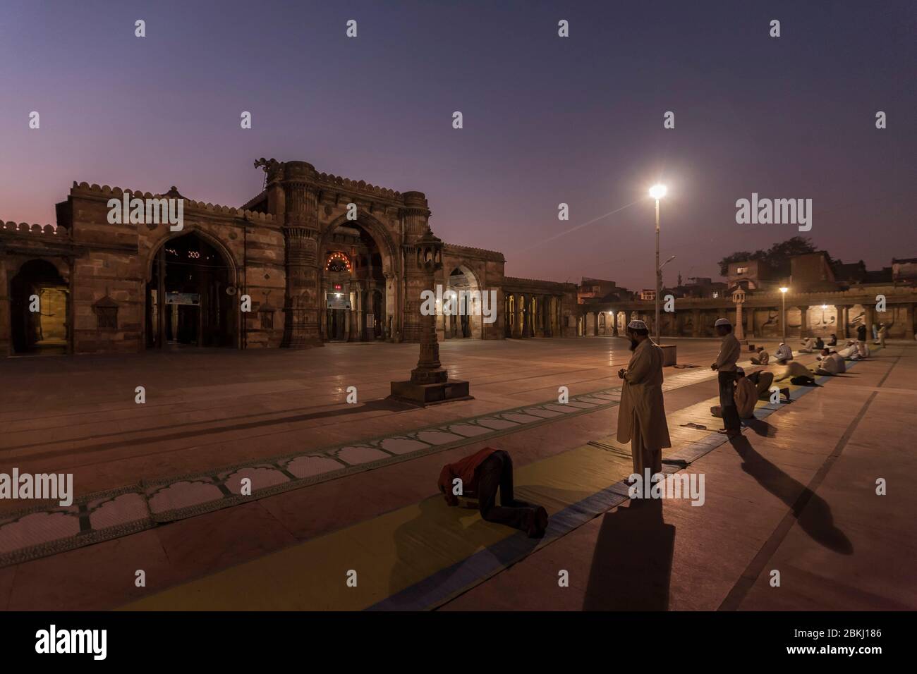 Indien, Gujarat Staat, Ahmedabad, Jami Masjid, große Moschee, Nachtansicht, Gruppe von muslimischen Männern beten Stockfoto