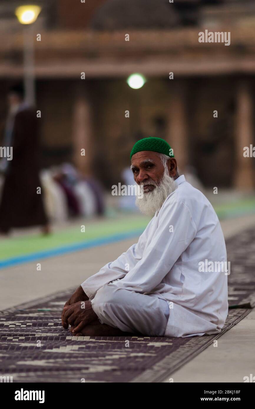 Indien, Gujarat Staat, Ahmedabad, Jami Masjid, große Moschee, muslimischer Mann beten Stockfoto