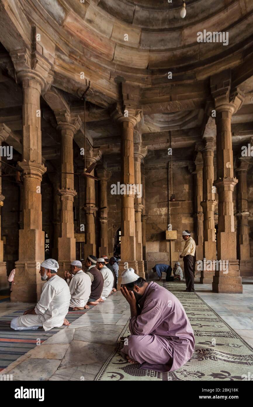Indien, Gujarat Staat, Ahmedabad, Jami Masjid, große Moschee, muslimische Männer beten in der Säulenhalle Stockfoto