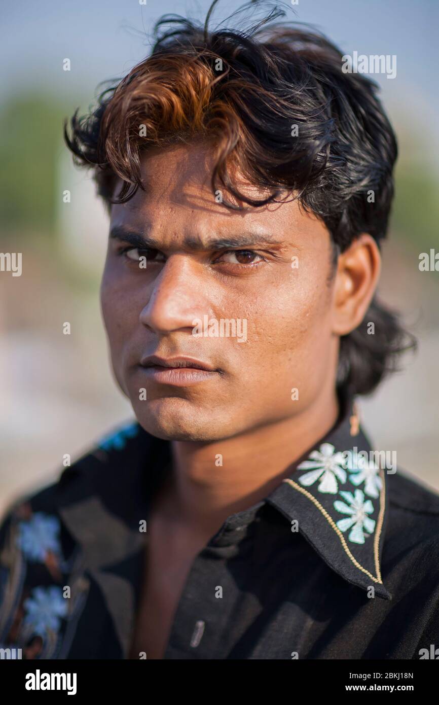 Indien, Gujarat Staat, Ahmedabad, Porträt eines jungen Mannes mit einem beunruhigenden Blick Stockfoto