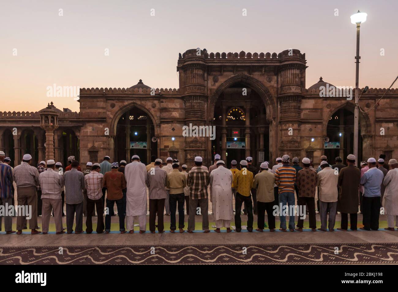 Indien, Gujarat Staat, Ahmedabad, Jami Masjid, große Moschee, Gruppe von muslimischen Männern beten Stockfoto