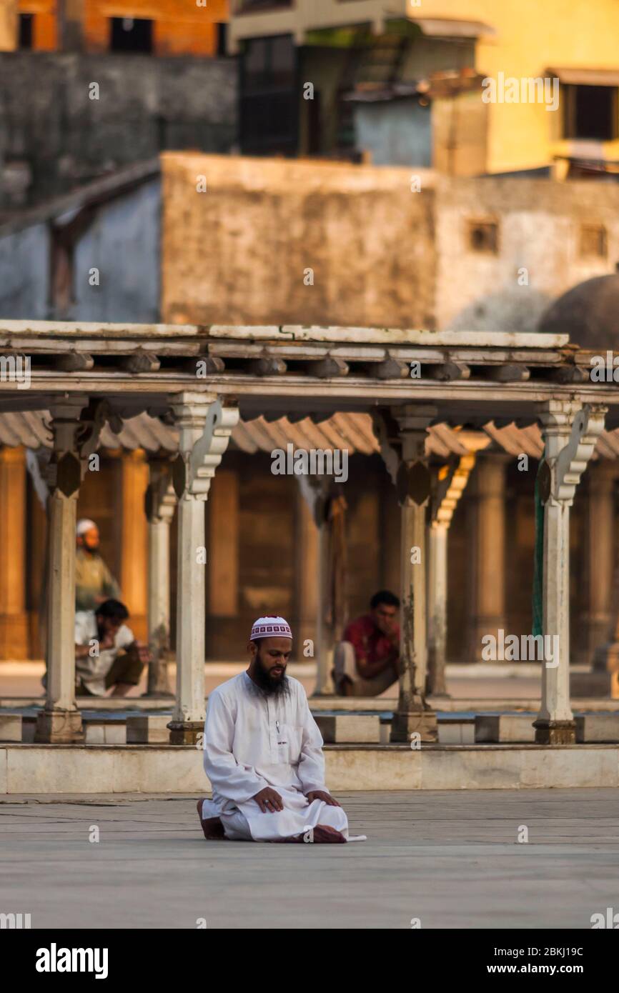 Indien, Gujarat Staat, Ahmedabad, Jami Masjid, große Moschee, muslimischer Mann beten Stockfoto
